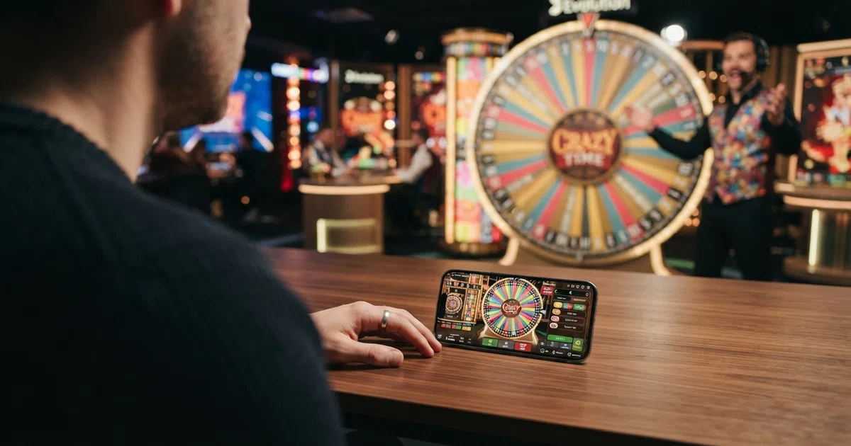 Het Crazy Time-rad met 54 gekleurde segmenten, de live presentator en de vier bonusspellen